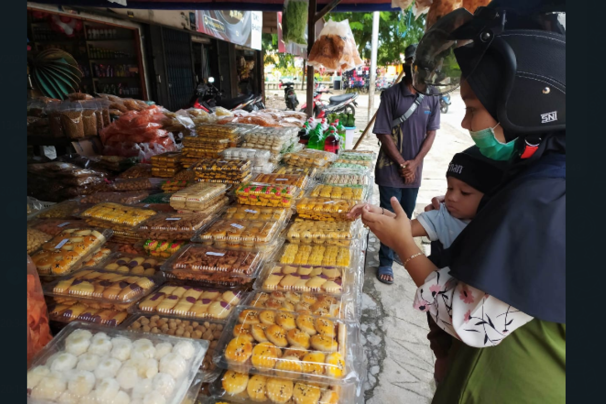 Penjual kue kering mulai marak jelang Idul Fitri 1442 H