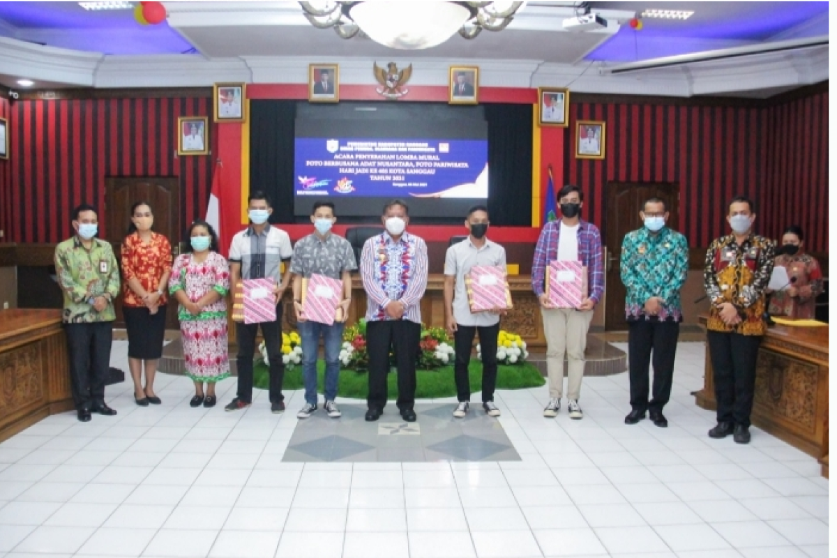 Bupati PH serahkan hadiah pemenang lomba harjad Kota Sanggau