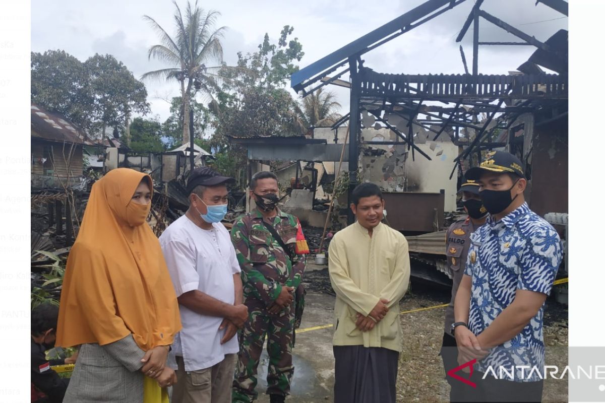 Bupati Kapuas Hulu serahkan bantuan korban kebakaran di Kedamin Hilir