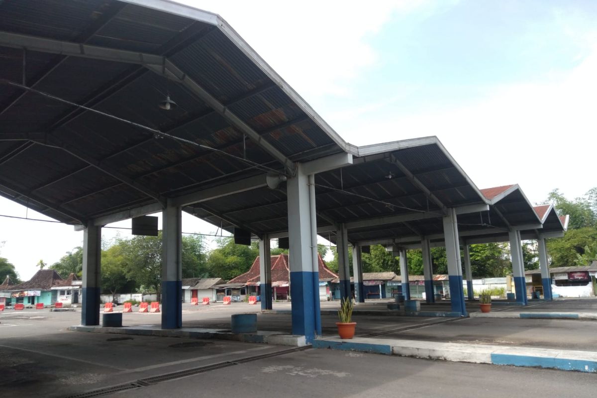 Tak ada bus beroperasi di Terminal Tawangalun Jember saat larangan mudik