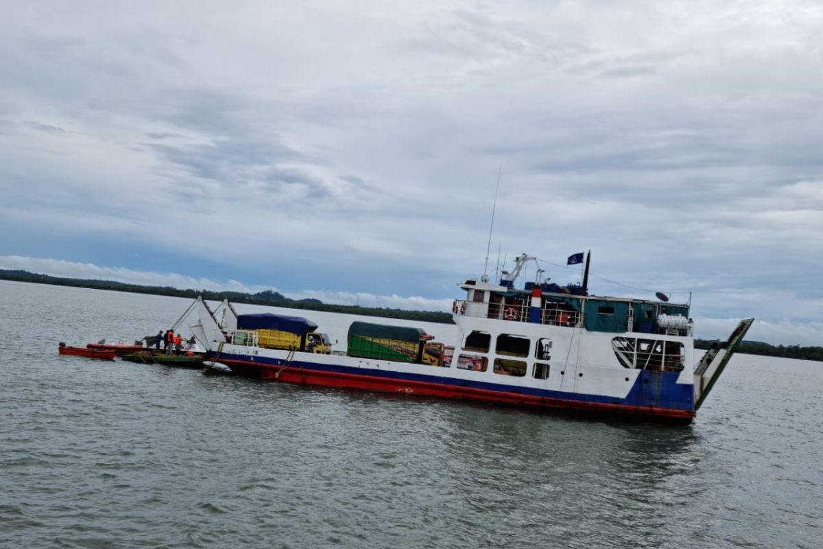 Kapal Jembatan Musi II kandas di Pulau Suwangi Tanah Bumbu