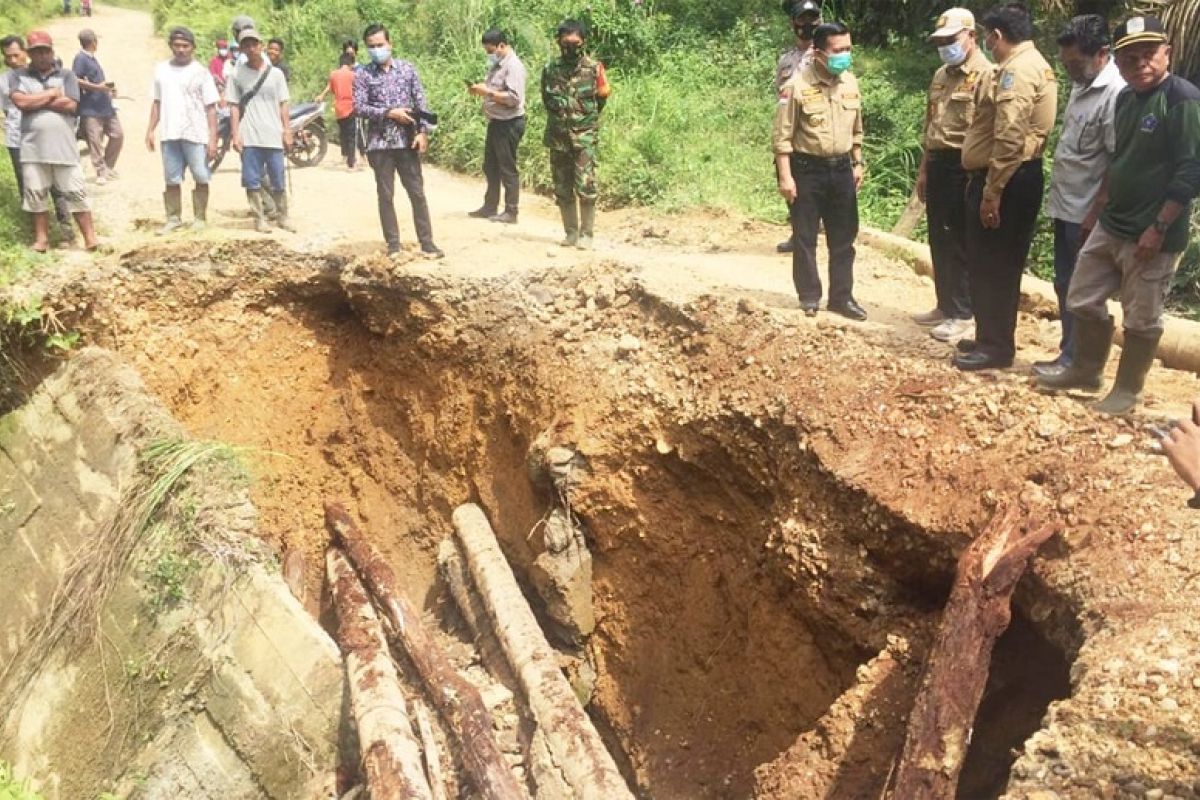 Tiga ruas jalan di Merangin Jambi amblas tergerus air, satu diantaranya putus total