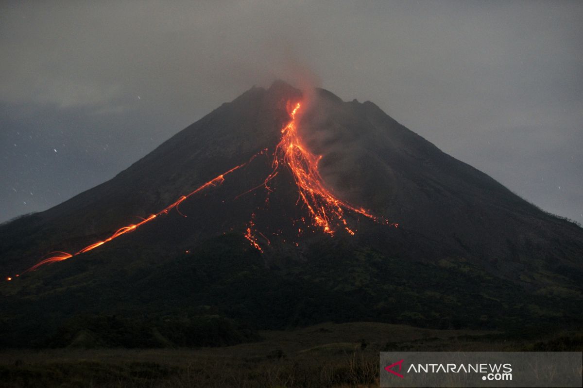 Gunung Merapi meluncurkan guguran lava pijar sejauh 1.400 meter