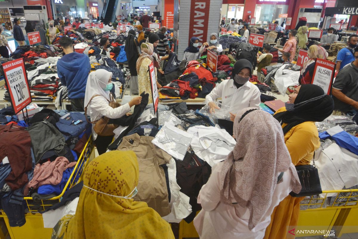 Kota Blangpidie mulai dipadati warga berbelanja baju lebaran