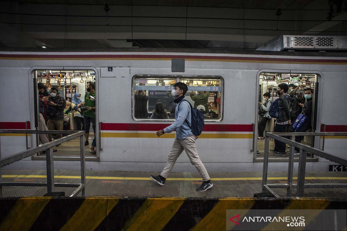 Mulai besok, layanan KRL kembali operasi hingga pukul 22.00 WIB