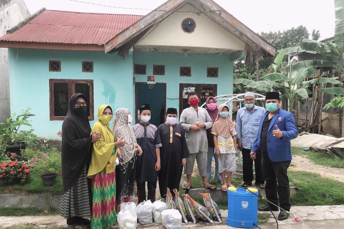 BPJamsostek salurkan 575 paket sembako untuk buruh Riau