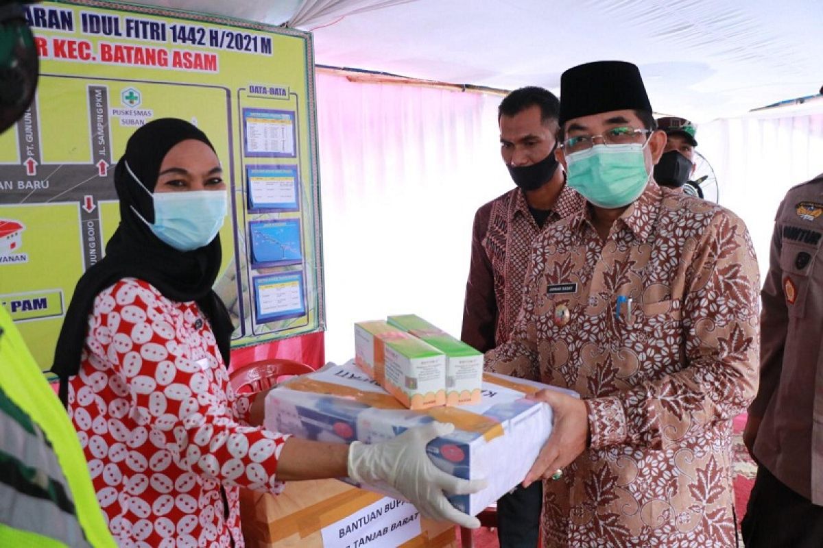 Bupati Tanjabbar kirim vitamin untuk petugas posko penyekatan mudik di perbatasan