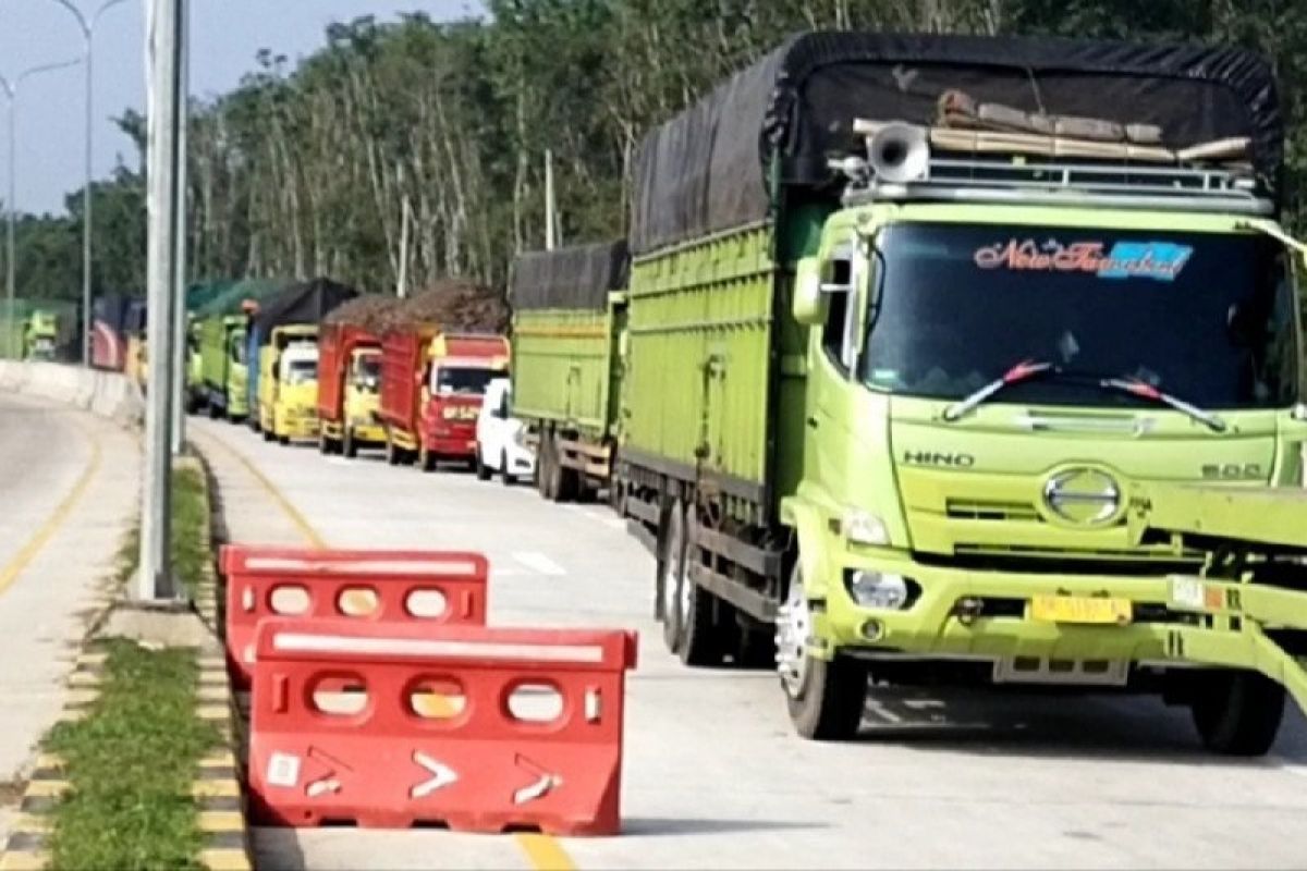 Sejumlah kendaraan pribadi diputar balik di Gerbang Tol Simpang Pematang Mesuji