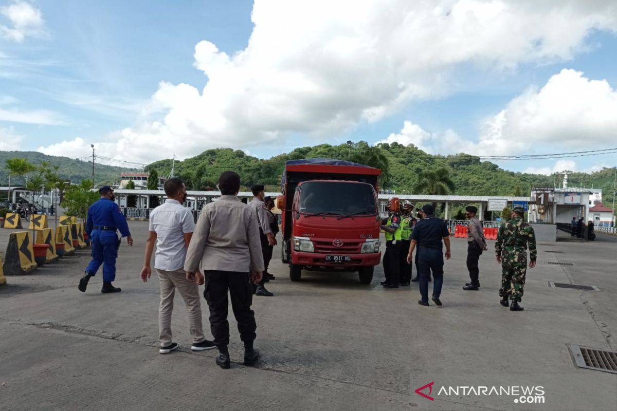 1.645 personel Polri di NTB memantau aktivitas masyarakat jelang lebaran