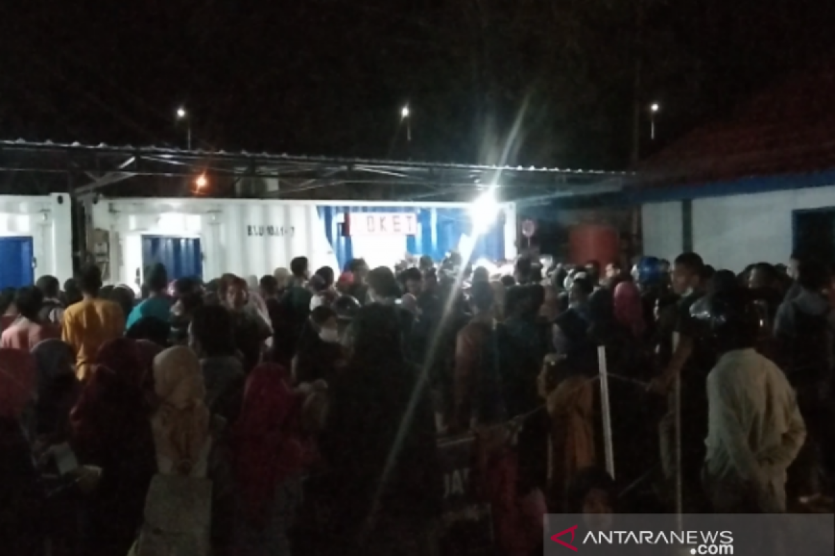 Penumpang kapal malam rute Kendari-Raha Sultra desak-desakan untuk mudik