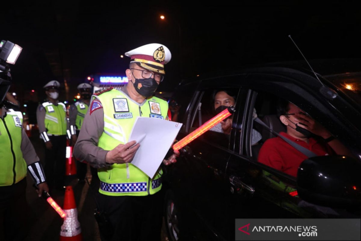 Polda Metro mulai lakukan penyekatan jalan tol