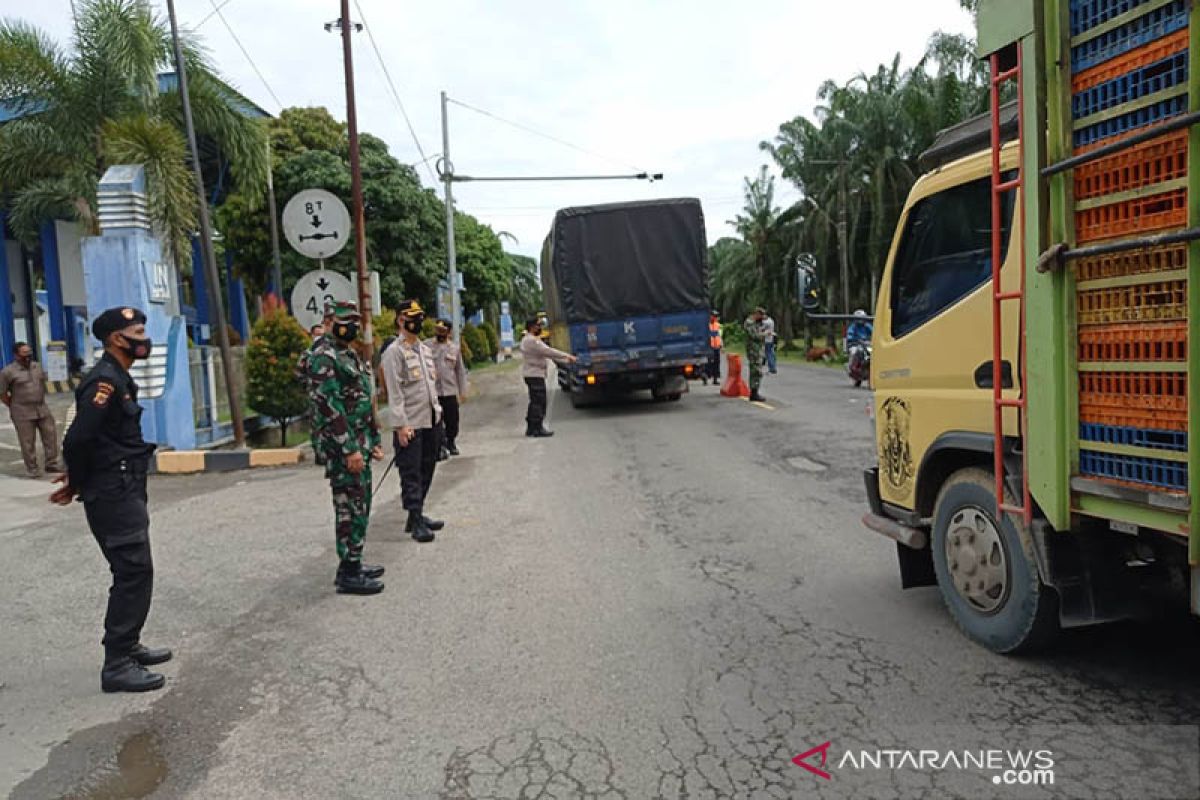 Puluhan pengemudi diperintahkan balik arah di perbatasan Aceh-Sumut