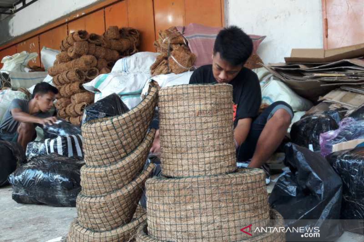 Masa pandemi, permintaan pot serabut kelapa Kebumen meningkat