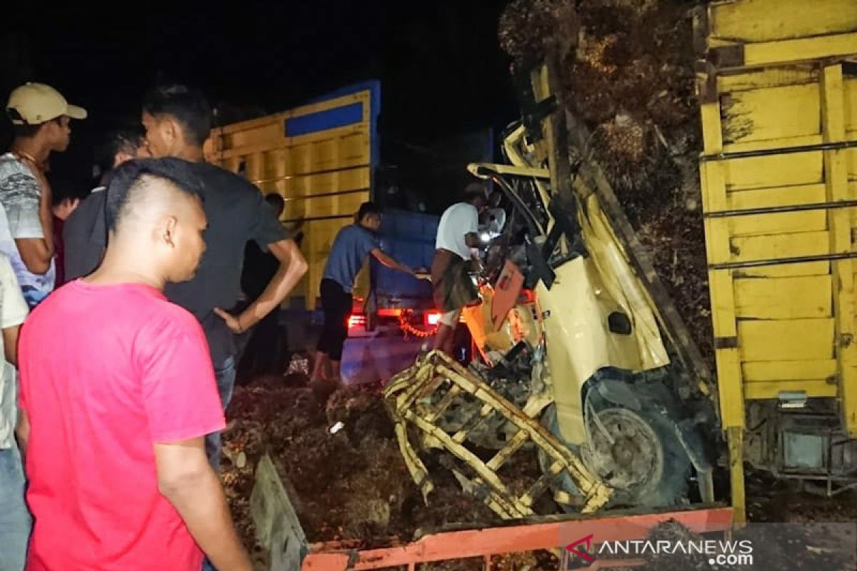 Sopir truk terjepit usai hantam tronton di Aceh Timur