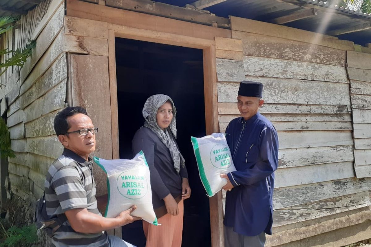 65 ton beras zakat mal Yayasan Al-Aziz disalurkan untuk keluarga fakir miskin di Padang Pariaman