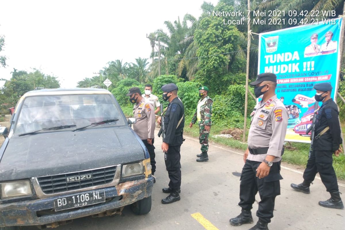 Masih sepi arus kendaraan melewati posko penyekatan perbatasan Sumbar-Sumut di Pasbar