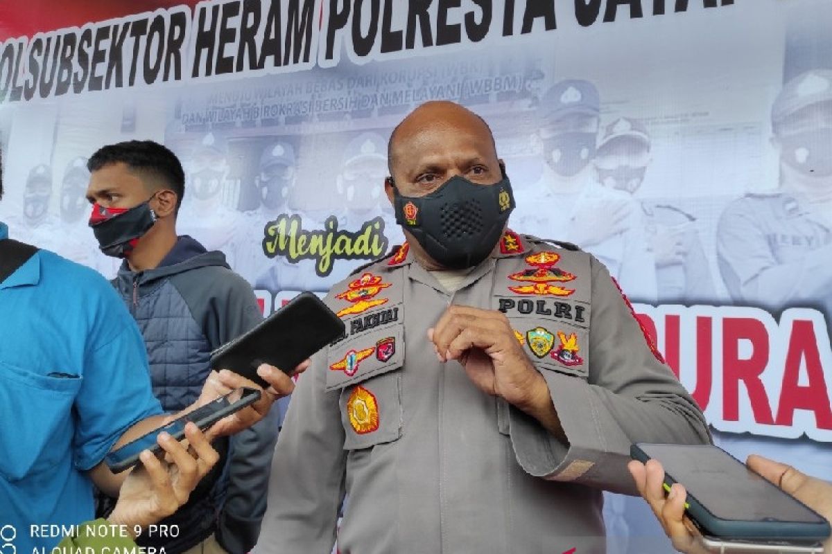 Warga mengungsi saat kontak tembak TNI-Polri dengan KKB