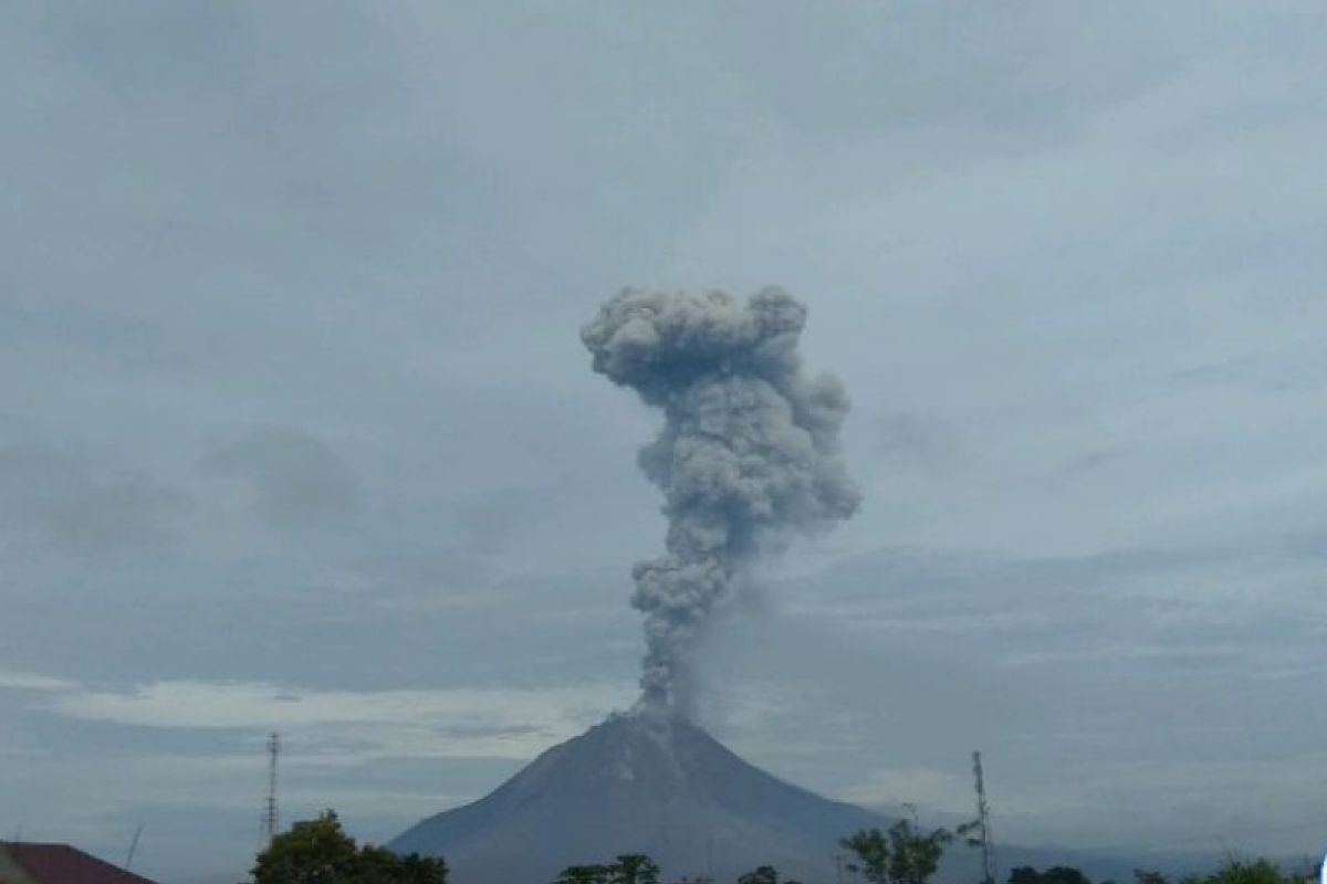 Gunung Sinabung kembali semburkan abu vulkanik setinggi 2.500 meter