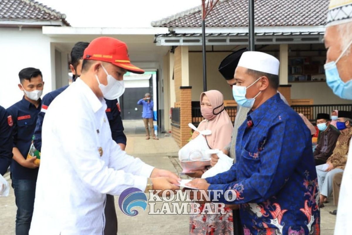 Bupati Lampung Barat serahkan bantuan insentif guru ngaji