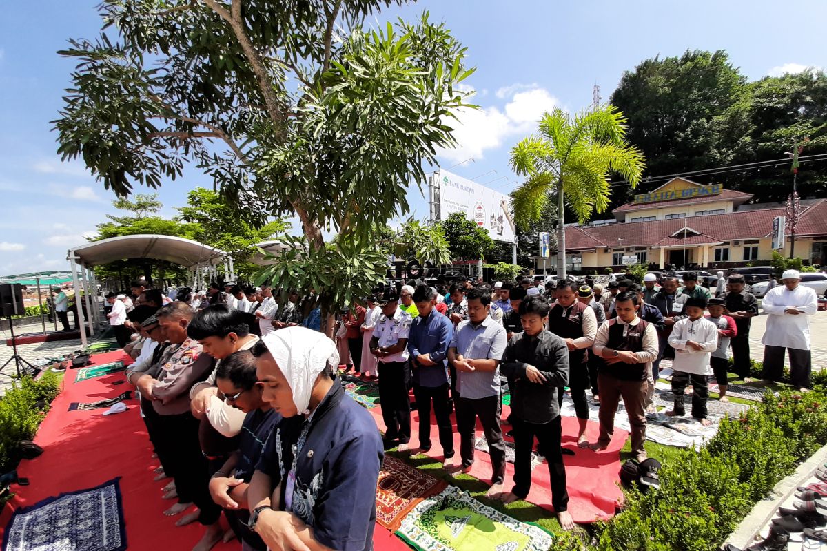 Pemprov Kepri imbau warga shalat Idul Fitri di lapangan