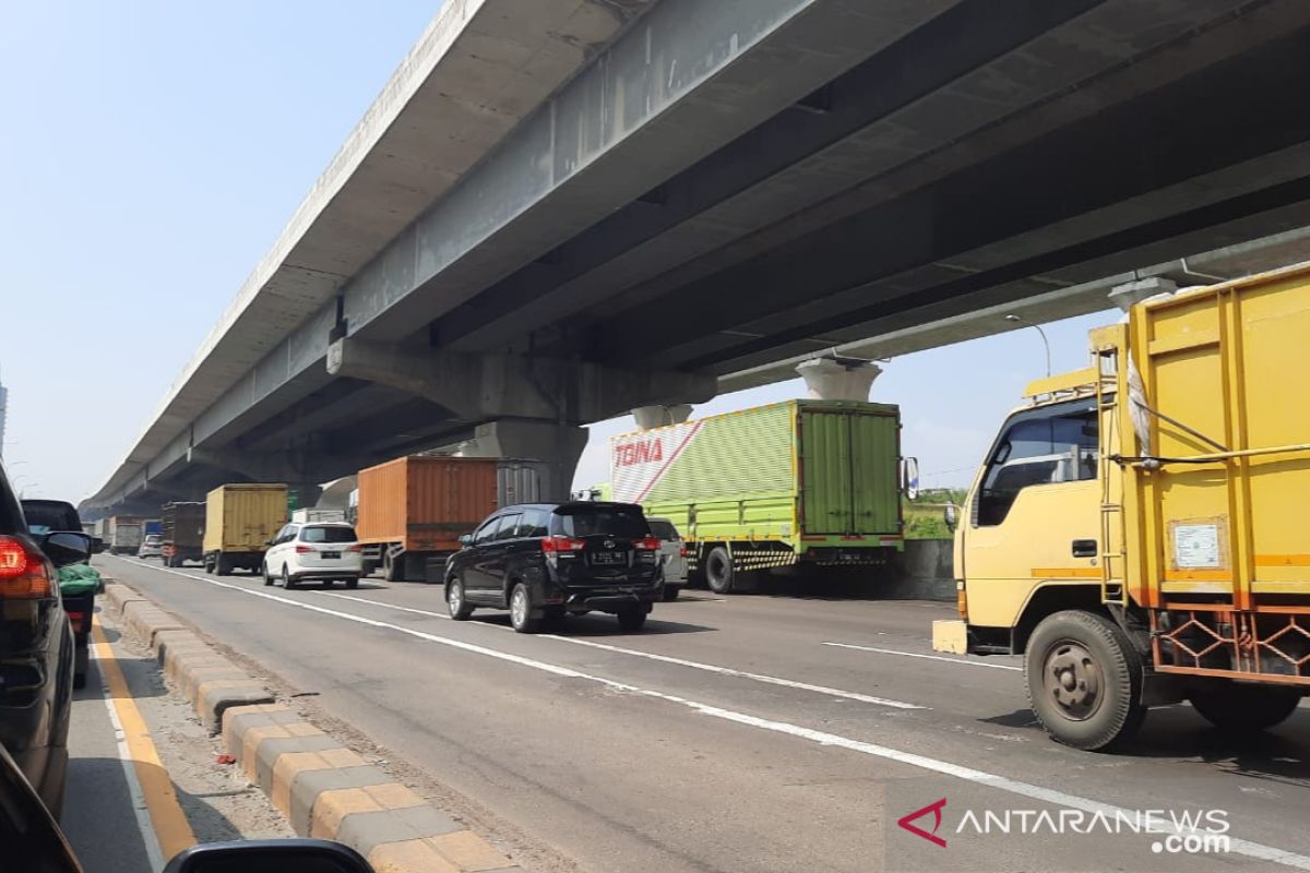 Arus kendaraan di titik penyekatan mudik KM 31 arah Cikampek lancar (video)