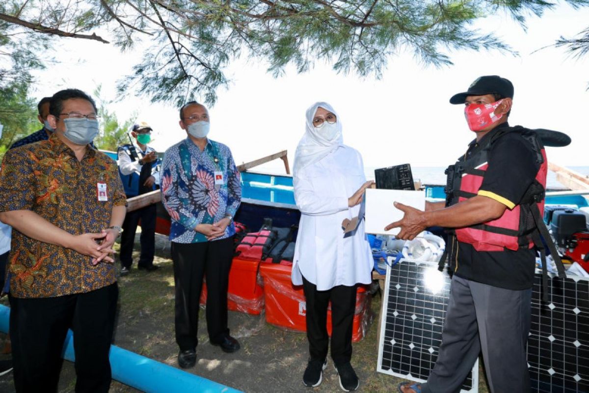 Pemkab Banyuwangi berikan bantuan kapal fiber dan alat tangkap ikan kepada nelayan