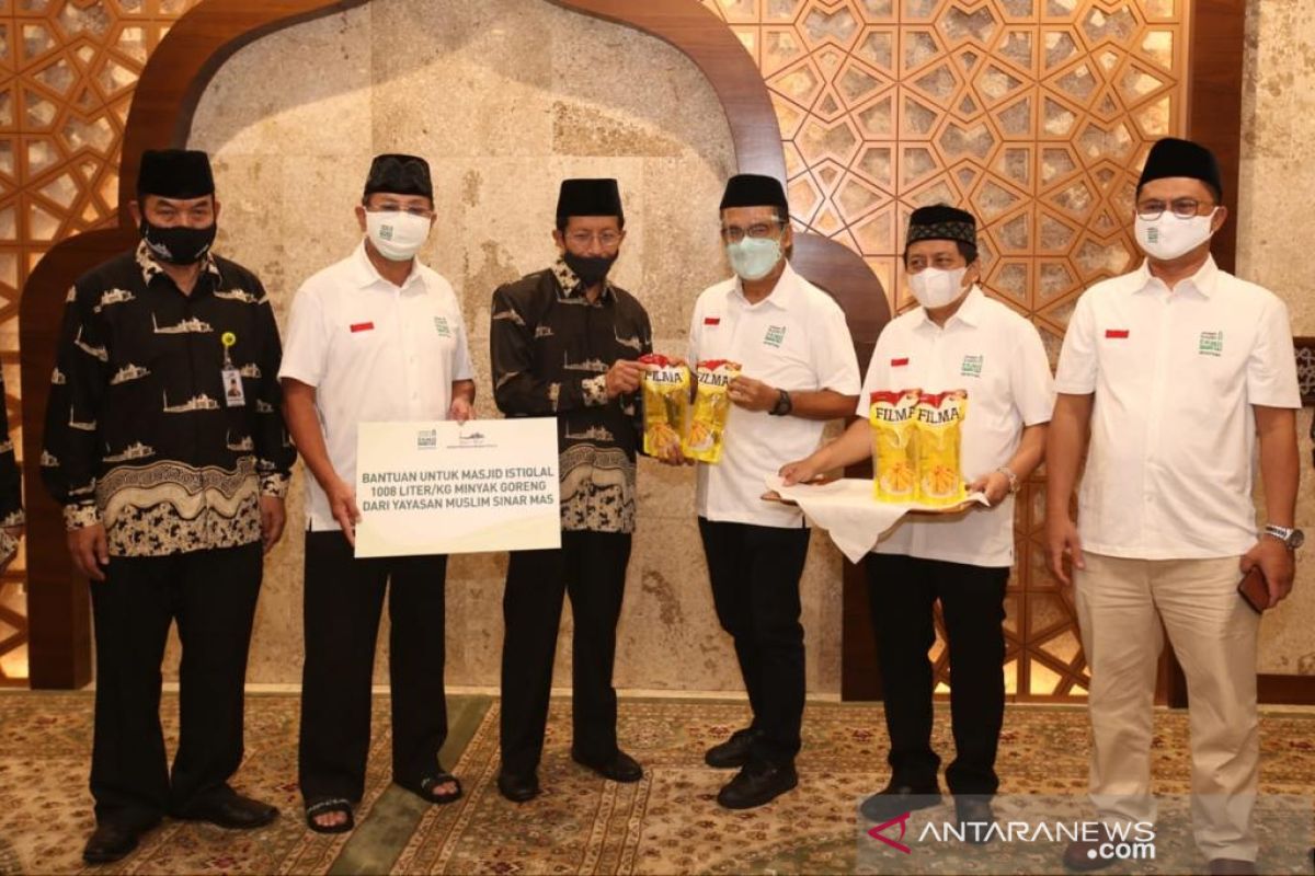 Karyawan Masjid Istiqlal terima donasi 1.000 liter lebih minyak goreng