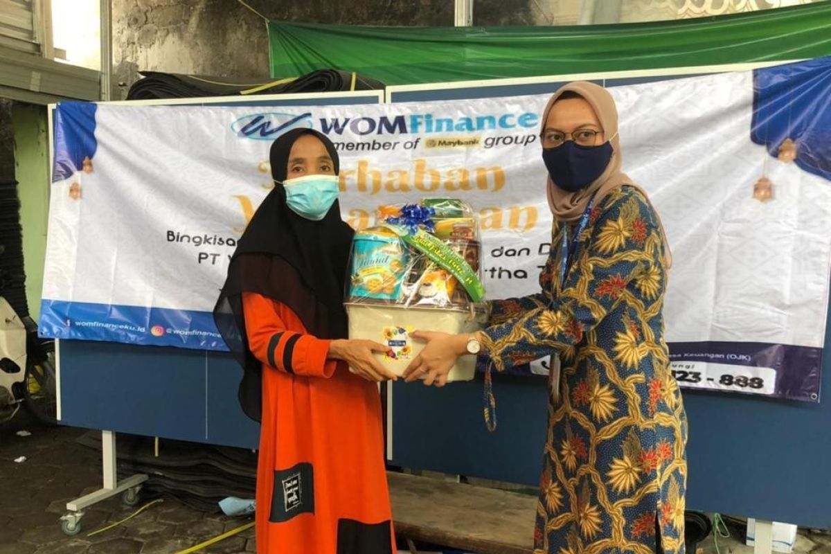 WOM Finance bagikan bingkisan Ramadan kepada janda dan dhuafa