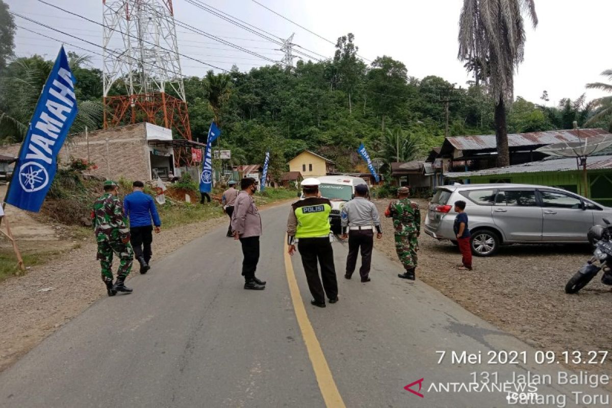 Petugas penyekatan mudik Parsariran Tapsel 'usir' dua unit mobil plat luar daerah