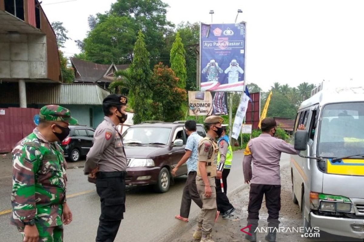 Polres Tapsel lakukan tes urine sopir angkutan umum