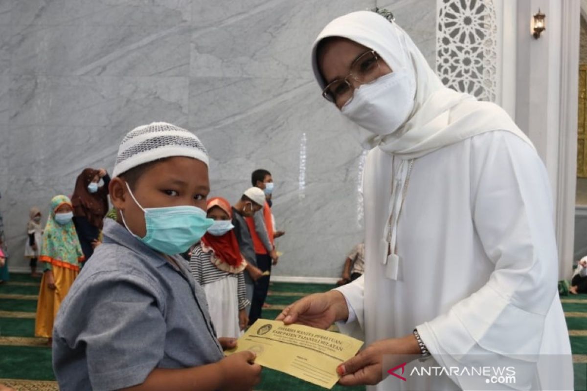 Ramadhan berbagi, DWP Tapsel santuni puluhan anak yatim dan 16 BKM