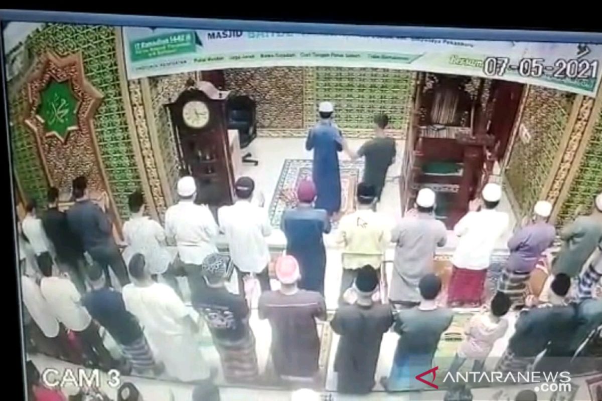 Viral, seorang pria pukul imam sedang pimpin salat di Pekanbaru