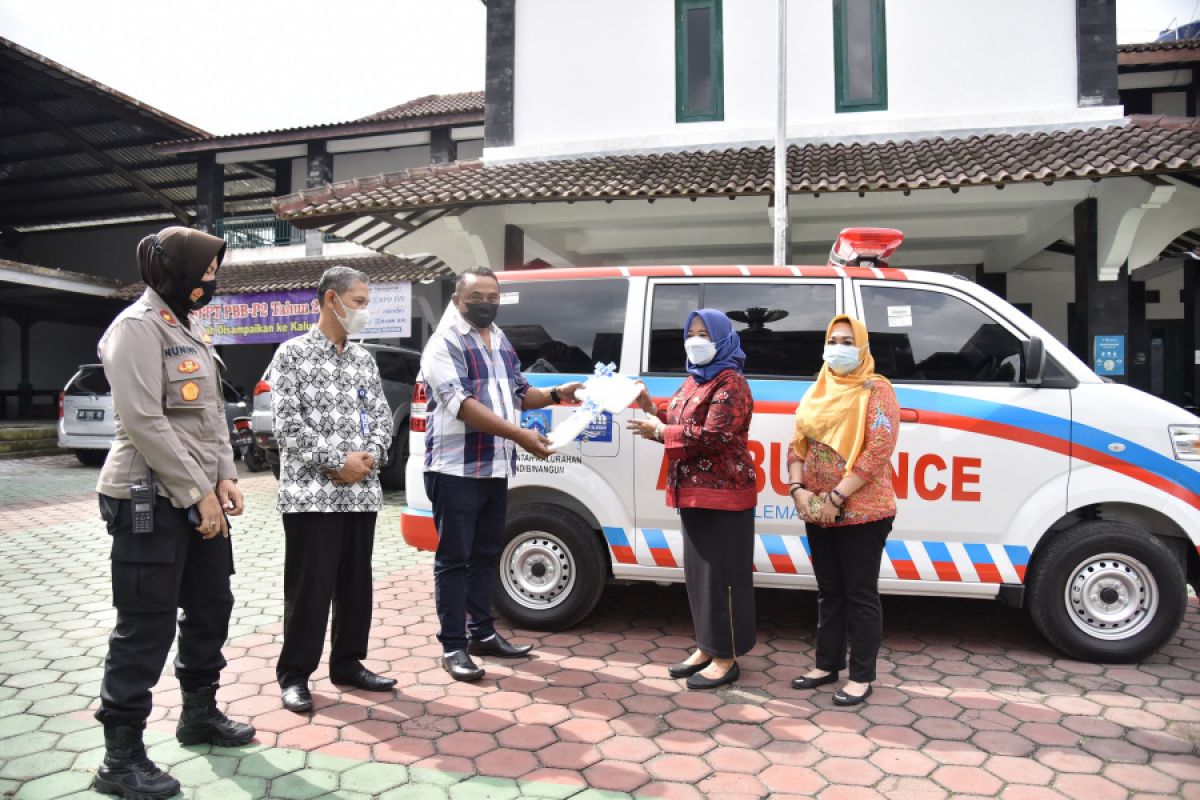 Bupati Sleman menyerahkan bantuan ambulans untuk Kelurahan Candibinangun