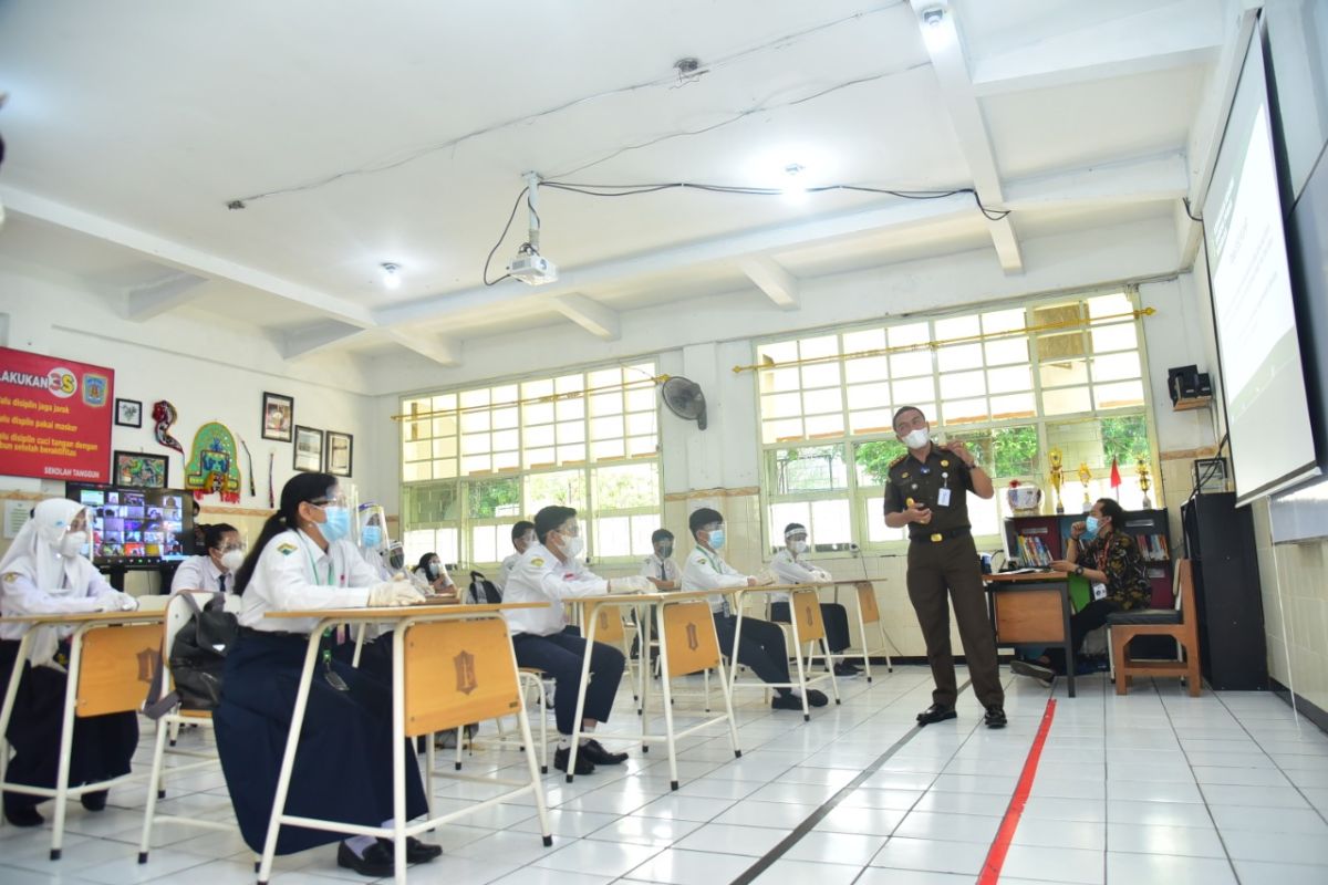 Kajari Tanjung Perak jadi guru simulasi sekolah tatap muka di SMPN 1 Surabaya