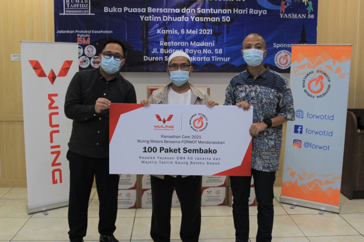 Wuling gandeng Forwot donasikan 100 paket sembako