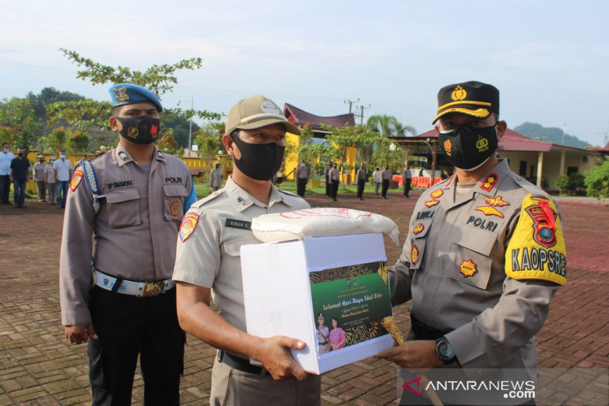 Kapolres Tapteng bagikan paket lebaran kepada personel dan wartawan