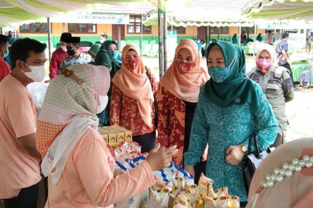 Disdagri Tanah Bumbu laksanakan operasi pasar di Teluk Payang