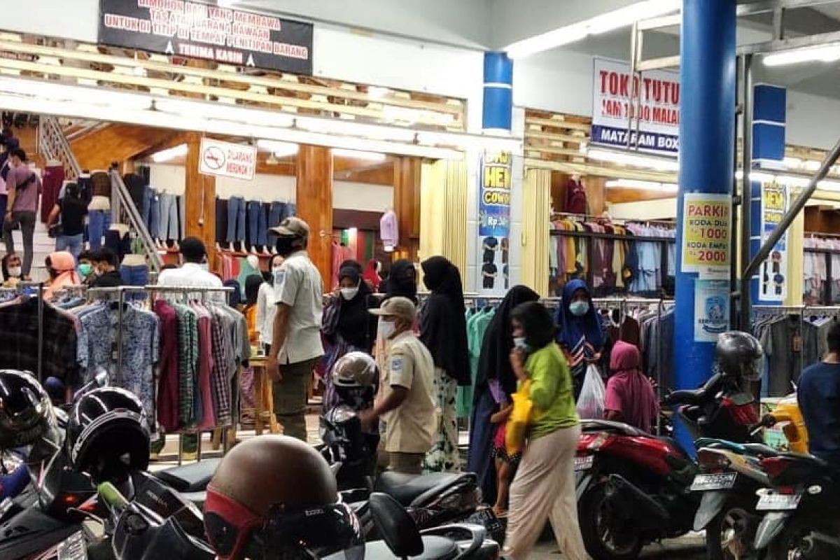 Langgar prokes lima toko pakaian di Kota Mataram kena sanksi denda