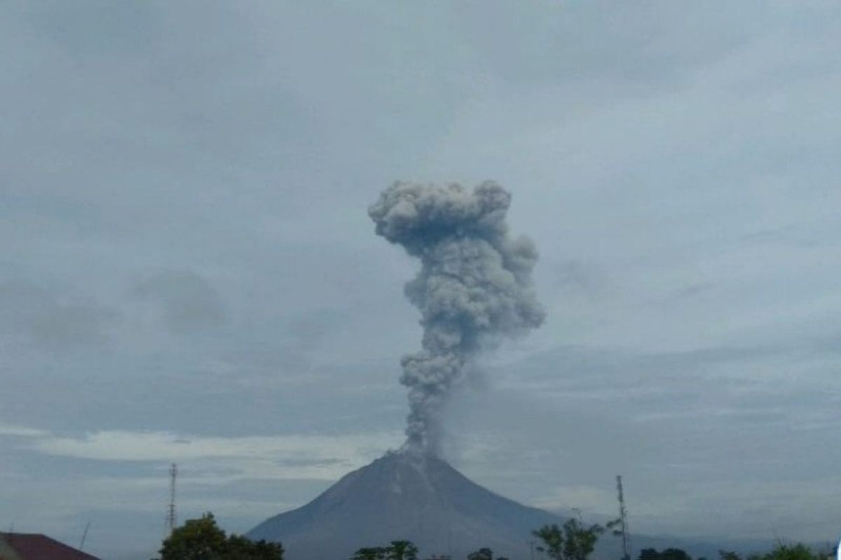 Gunung Sinabung kembali erupsi, semburkan abu vulkanik setinggi 2.800 meter