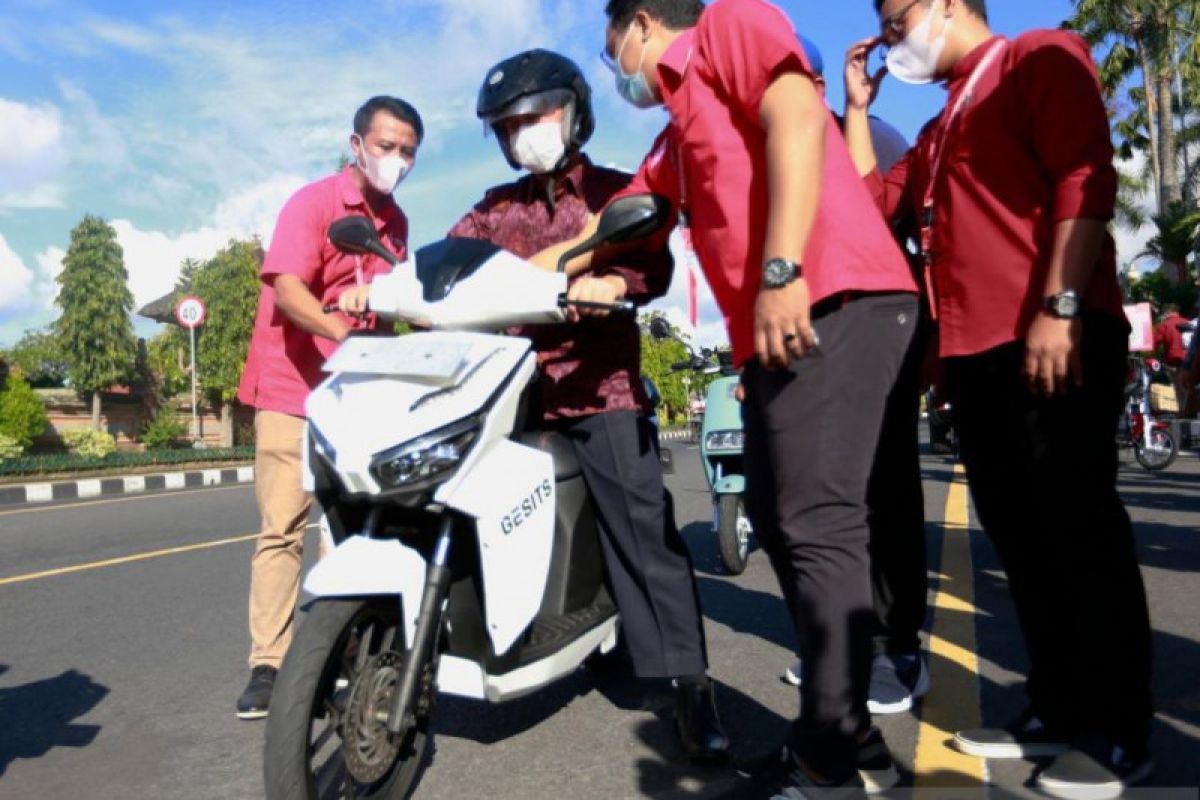 Bupati Klungkung bawa sepeda motor listrik ke kantor