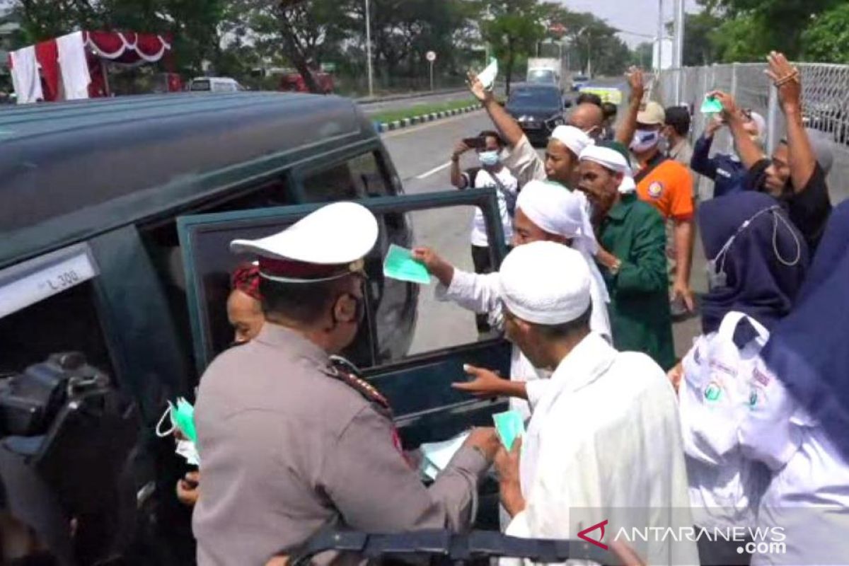 Rombongan berjubah tak bermasker datangi penyekatan Suramadu