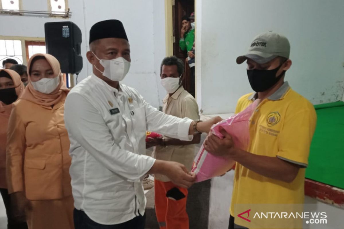 Pemkot Baubau beri THR dan beras kepada petugas kebersihan