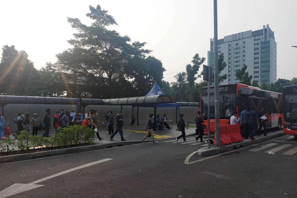 Bus gratis di Stasiun Tanah Abang diminati warga di akhir pekan