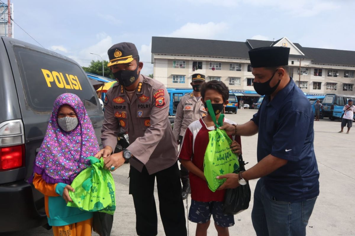 Humas Polda Malut - wartawan bagi bingkisan ke anak pekerja serabutan di Ternate