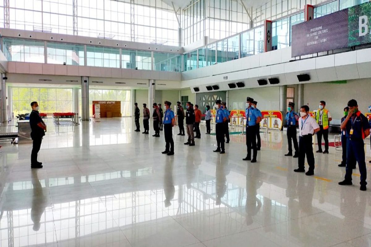 Puluhan penumpang berangkat dari Bandara Tjilik Riwut
