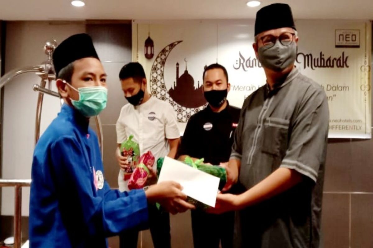 Hotel NEO Palangka Raya berbagi kebahagiaan di bulan suci Ramadhan