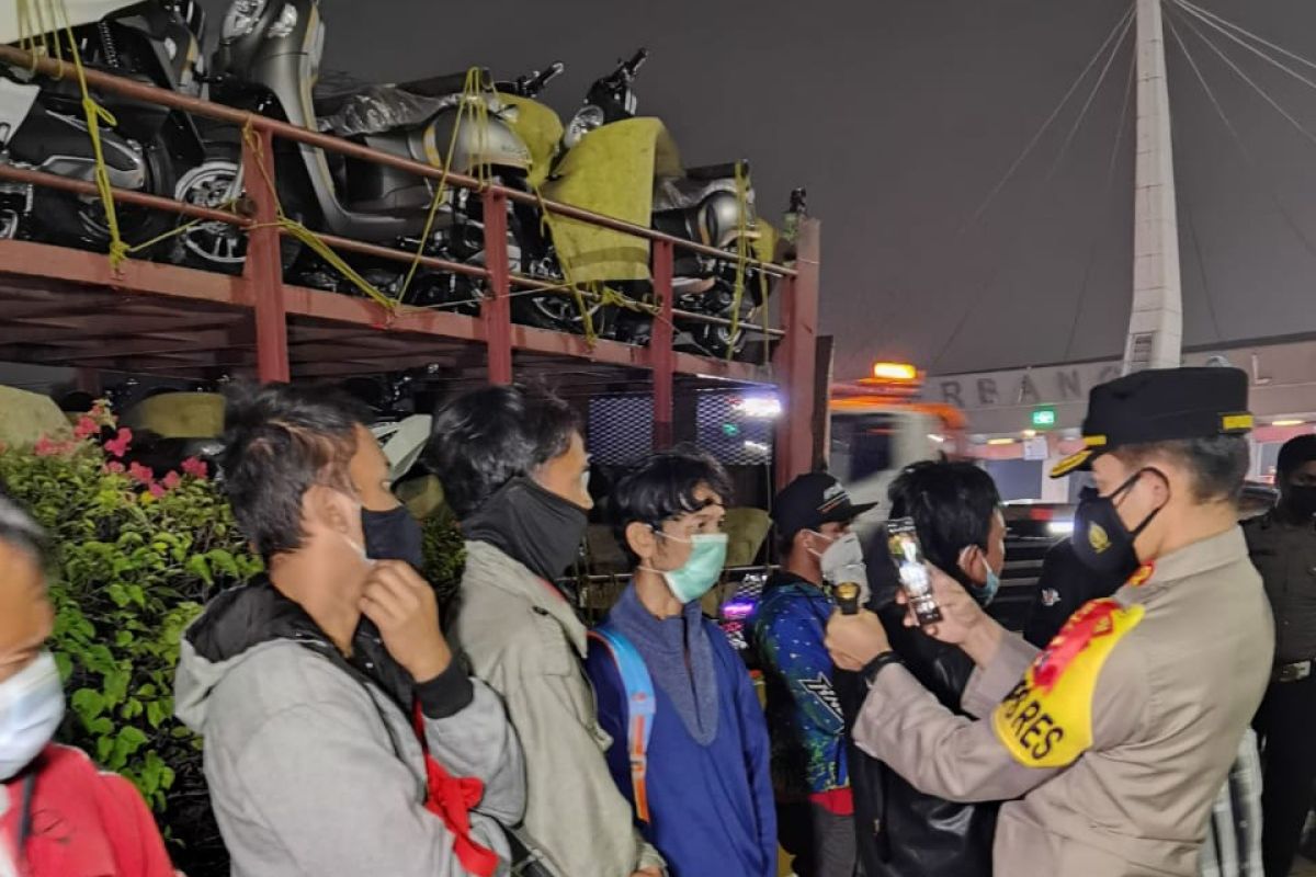 Larangan mudik, polisi amankan truk pengangkut motor yang bawa 10 pemudik di Tangerang