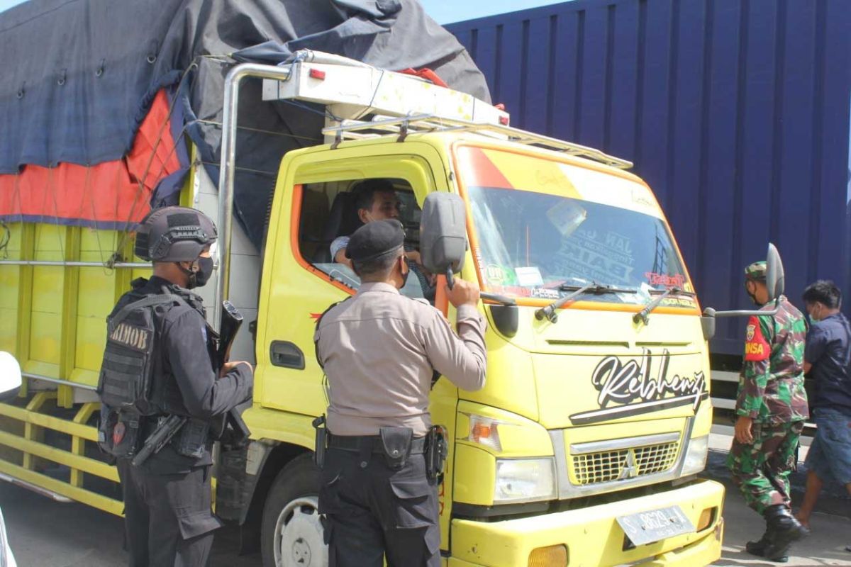 Pemeriksaan kendaraan logistik di Pelabuhan Lembar diperketat