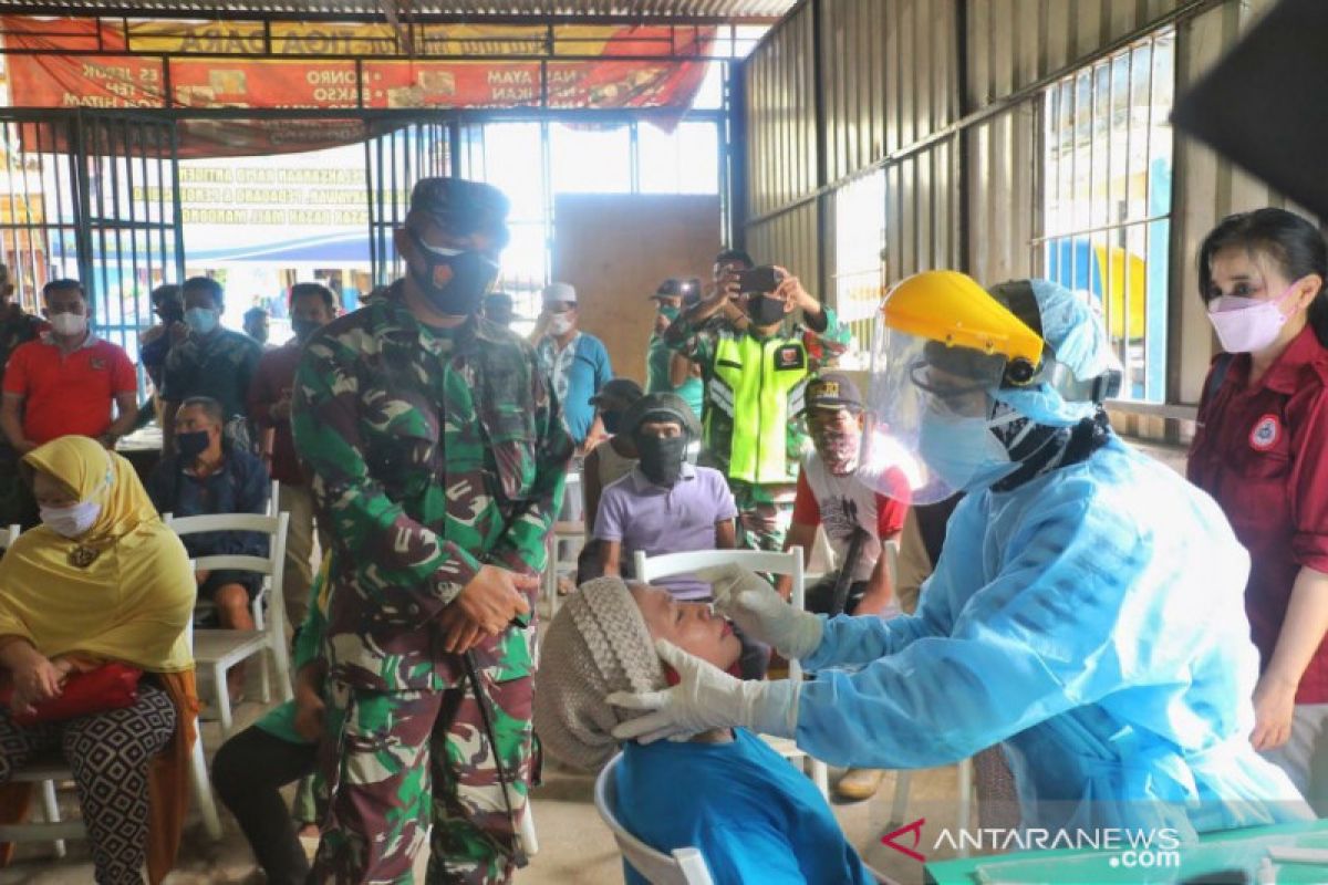 Dinkes Kendari swab antigen ratusan pedagang-pengunjung pasar