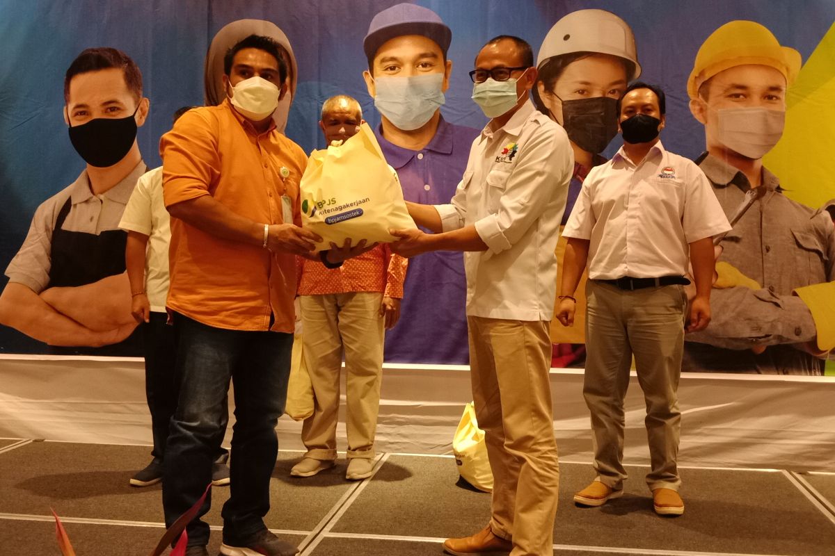 BPJAMSOSTEK NTB salurkan 300 paket sembako kepada serikat pekerja